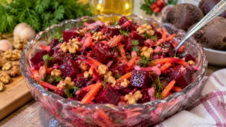 Вкусный салат со свеклой: домашних от него за уши не оттащить — простой и быстрый рецепт