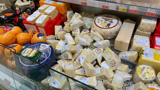 Идеальный сыр без подделок — эксперты проверили 20 марок: Роскачество показало, какой «Маасдам» можно брать смело