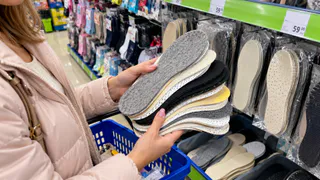 Скупаю дешевые стельки из Fix Price по 10 штук — режу на куски и леплю по дому: находка для бережливых хозяек