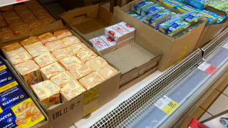 Роспотребнадзор обнаружил на прилавках магазинов рекордное число поддельных масла и сыра