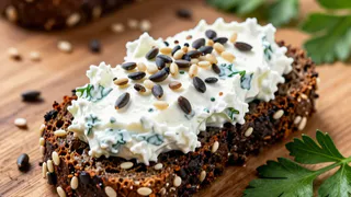 Смешиваю творог и зелень в блендере и готовлю вкуснейший крем-сыр: закуска на все случаи жизни