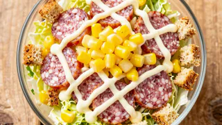 Салат «Секрет» с уникальным ингредиентом — нежнее и вкуснее обычного