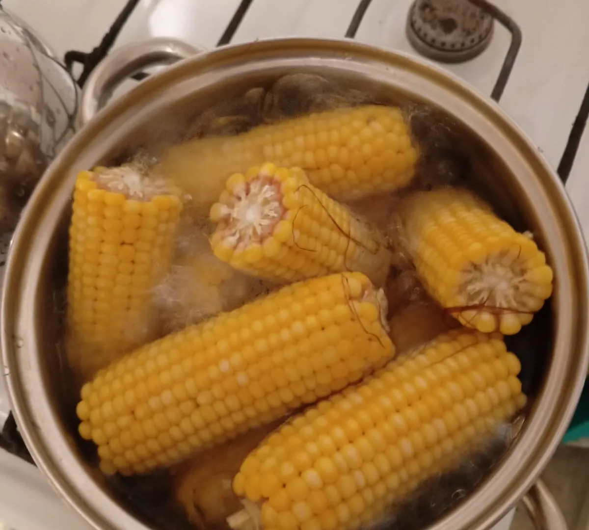 Кукуруза, грибы и кожура от фруктов: какие продукты наш кишечник не переваривает — и зачем их полезно есть регулярно
