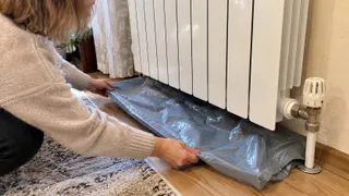 Перед отопительным сезоном всегда кладу под батарею пакет: вот зачем так делают мудрые хозяйки