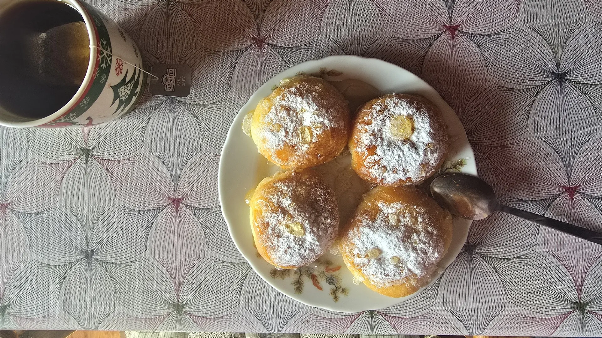 Сырники теперь пеку, а не жарю: у плиты стоять не нужно: получаются пышнее, сочнее — без капли масла