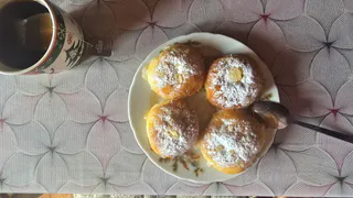 Сырники теперь пеку, а не жарю: у плиты стоять не нужно: получаются пышнее, сочнее — без капли масла
