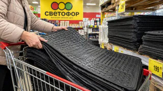 Резиновые коврики из «Светофора» беру пачками: нашла 4 места на даче, где они экономят деньги и время