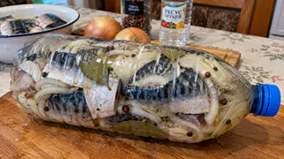 Скумбрия в бутылке, как копченая: просто кладу рыбку в бутылку и заливаю маринадом - и никакой химии